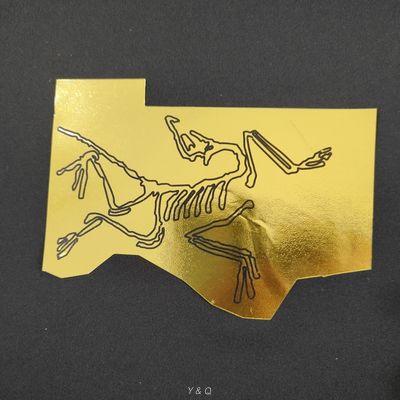 Koud schillen metalen warmteoverdracht af schitteren en briljant goud folie logo voor kleding
